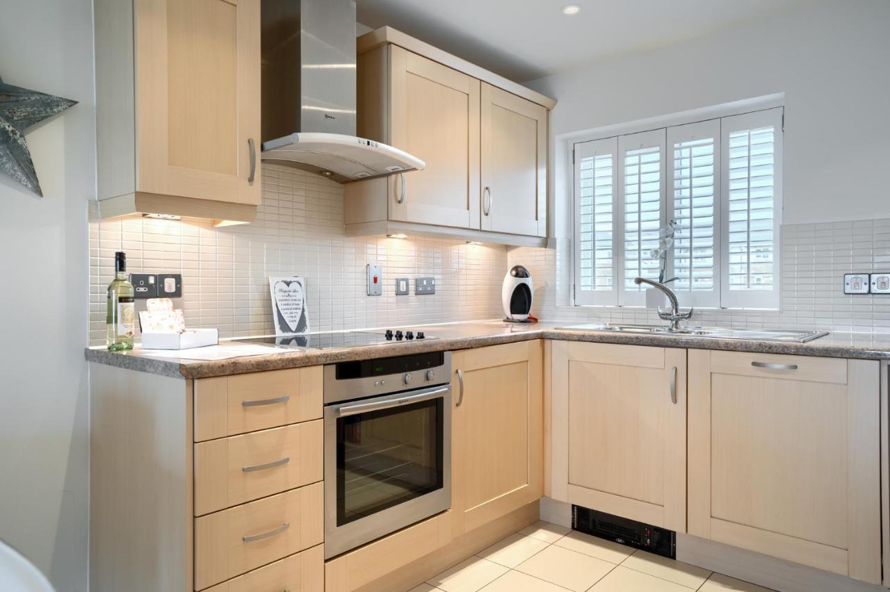 Luxury Beachfront Outstanding 2 Bedroom Apartment Eastbourne Bagian luar foto