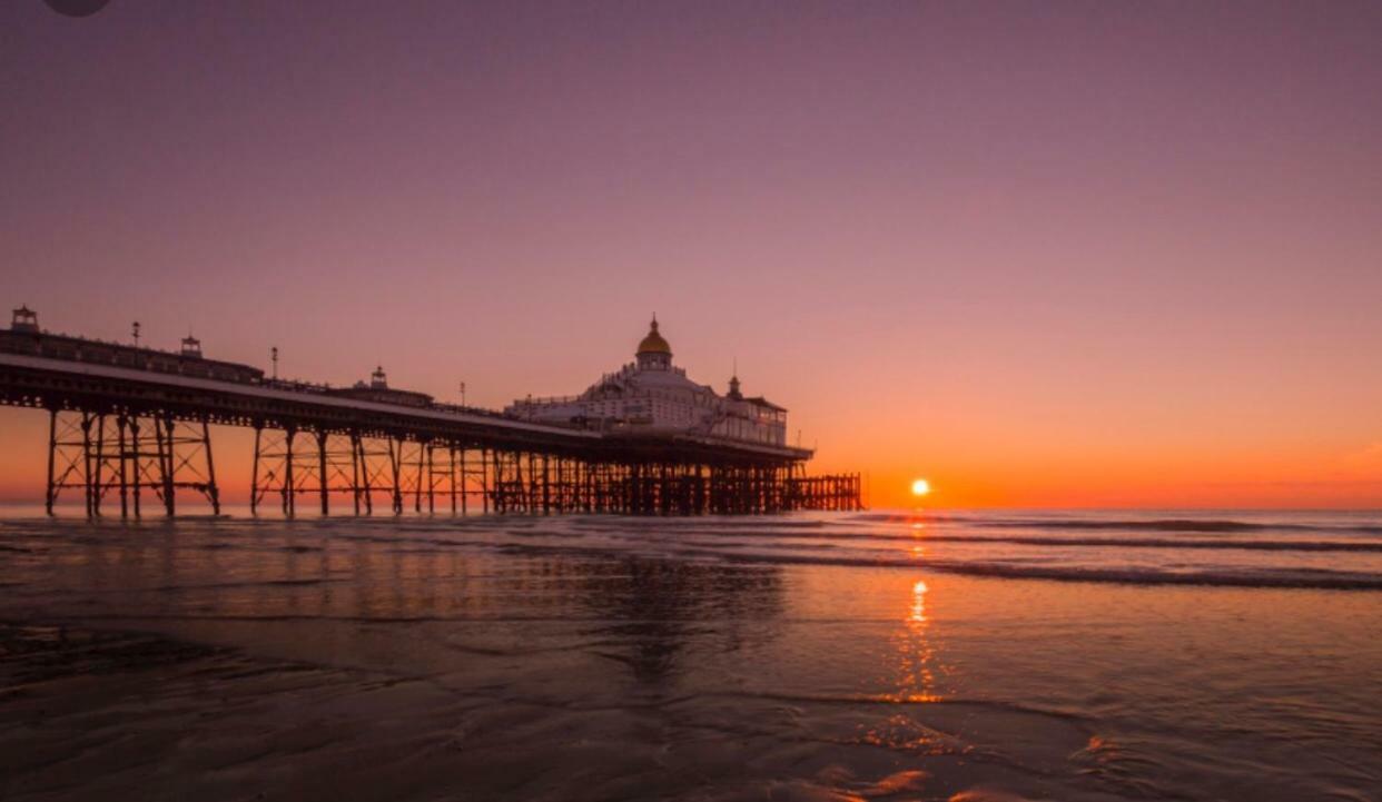 Luxury Beachfront Outstanding 2 Bedroom Apartment Eastbourne Bagian luar foto